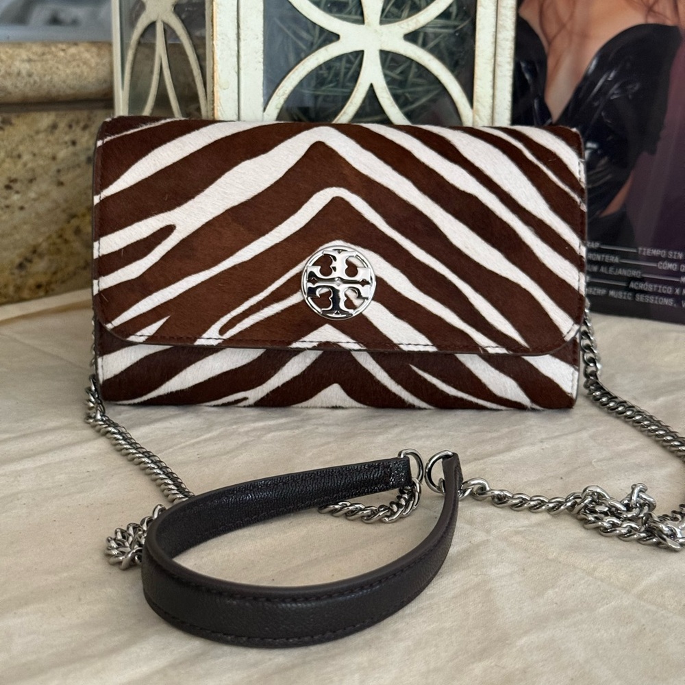 New TORY BURCH WILLA HAIRCALF CHAIN Wallet Crossbody In Zebra - Picture 2 of 11